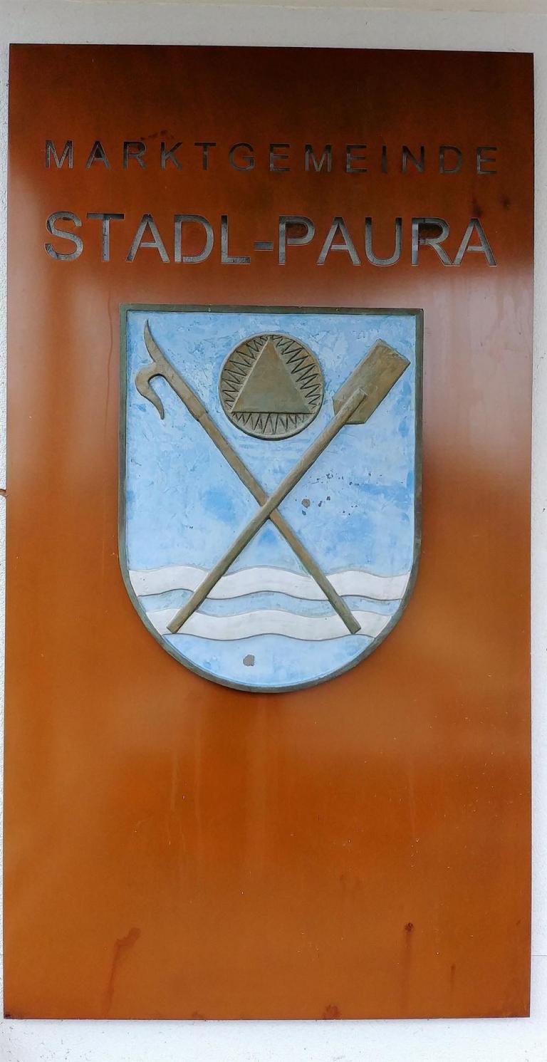 Tafel mit Wappen beim Eingangsbereich, Rostoptik, 2 m Höhe